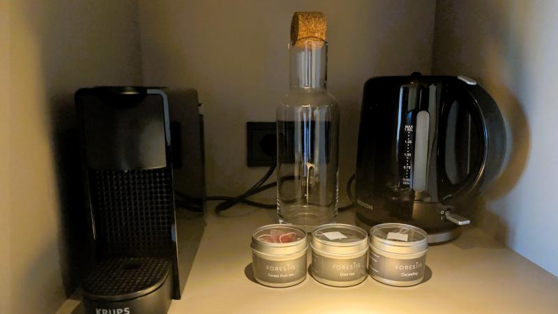 蛇口からの水を入れるガラスビンがあります