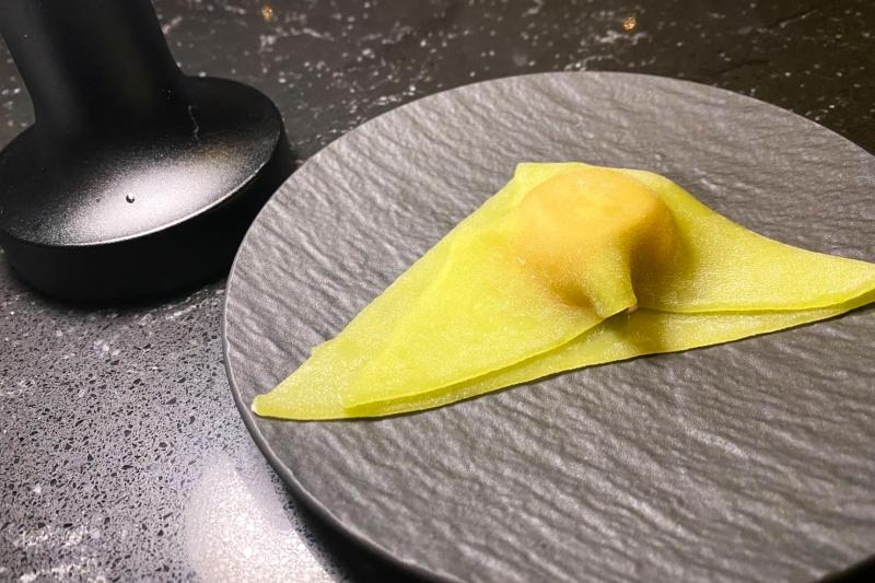 デザートは八つ橋（中はいちごのアイスクリーム）