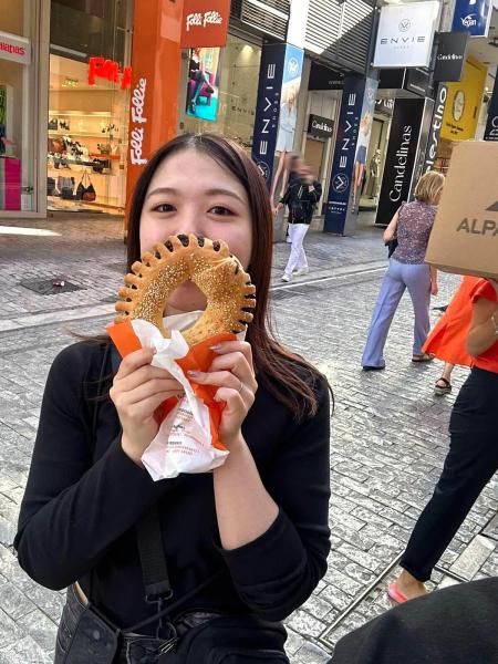 アテネ到着後お腹が減りすぎて、真っ先に見つけたパンを購入！
