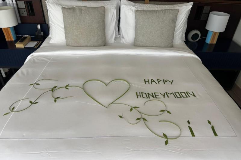 ハネムーンのベッドデコレーション