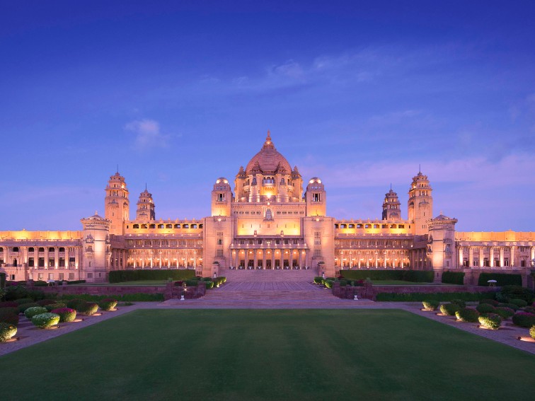 ウメイド バワン パレス（インド）インド西部の街・ジョードプルにある、かつてのジョードプル王家の宮殿を改装したホテル。10万㎡もの広大な緑豊かな庭園に囲まれ、大理石を使用した宮殿ホテルでは、アールデコ様式の客室に、豪華絢爛な内装や調度品など、贅を尽くした空間でお過ごしいただけます。マハラジャ気分を味わってみては。