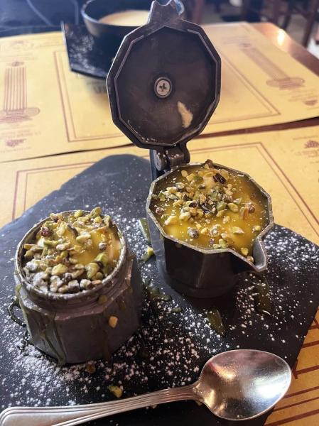 ピスタチオ味のティラミス。とてもティラミスとは思えない見た目の器でした。ピスタチオのソースとティラミスの相性もばっちり。日本でも食べたい！