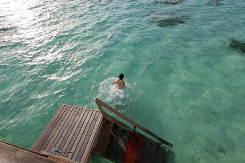 ヴィラから降りられる海。透明度が高く、深さもないので気軽に海で遊ぶことができました