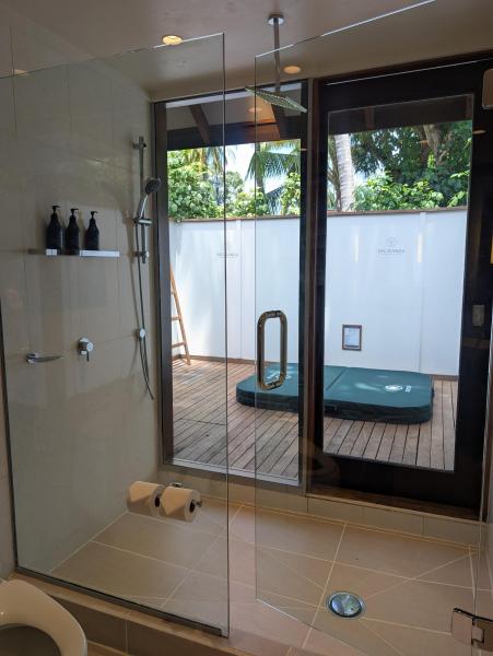 シャワールームが、ヴィラ入口側ポーチのジャグジーと繋がっていて解放的