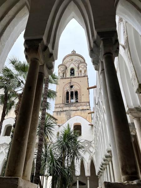 アマルフィ大聖堂の天国の回廊と鐘楼。アーチ状の屋根が綺麗に並べられた様子は見ていてスッキリした気持ちに。中庭から見える鐘楼も迫力ばっちり！