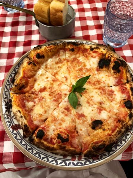 窯焼きのマルゲリータピッツァ。最高でした