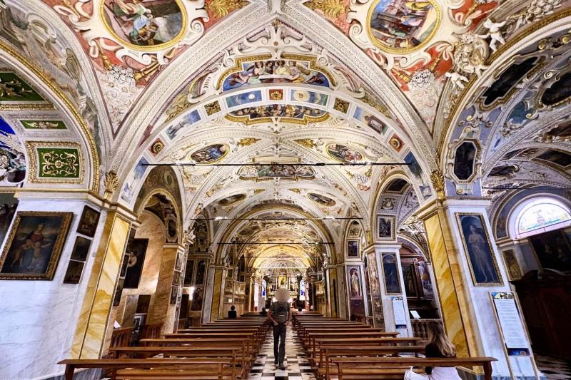 内部はバロック様式の美しいフレスコ画やスタッコ装飾（彫刻のように立体的に成形する装飾技法）