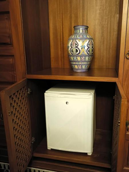 ミニバーの上には伝統陶器。まるで博物館のよう