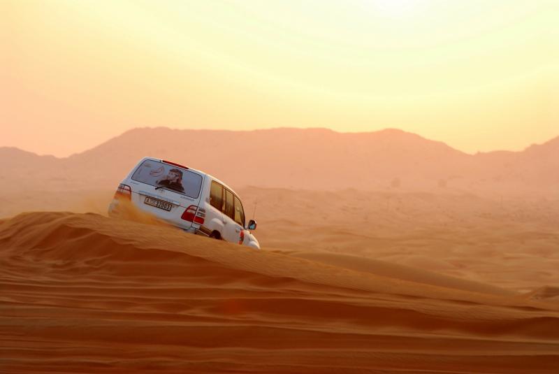 砂漠エリアドバイから約30～50分のドライブで砂漠エリアへ。4WDで砂漠を駆け巡ったり、ラクダに乗ったり、ベリーダンスを見たりする「デザートサファリ」のオプショナルツアーに参加すれば気軽に砂漠体験を楽しめます。砂漠の中のホテルに滞在するのもおすすめ！
