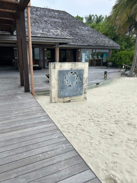 姉妹リゾートのフラワリにボートで到着