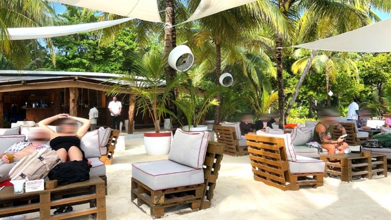 リゾート内のバーでたくさんの人がくつろいでいました