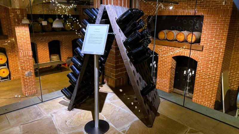 スパークリングワインはこの台でくるくる回されます
