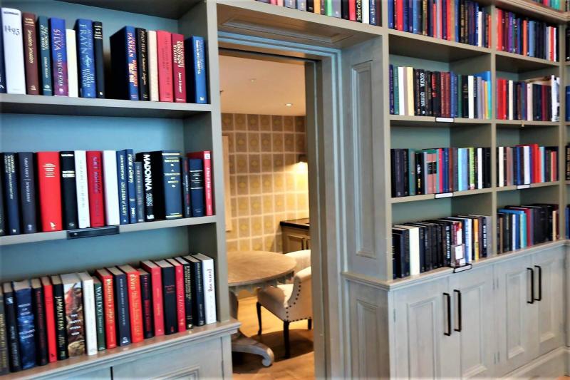 本棚の一角に秘密の部屋のような空間も！