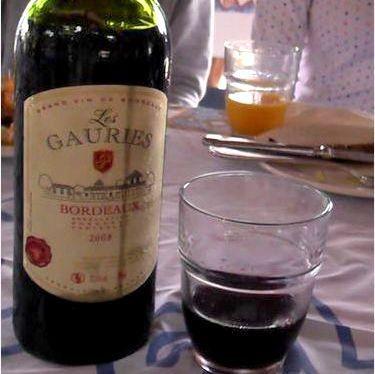 赤ワインがどんとテーブルに置いてある