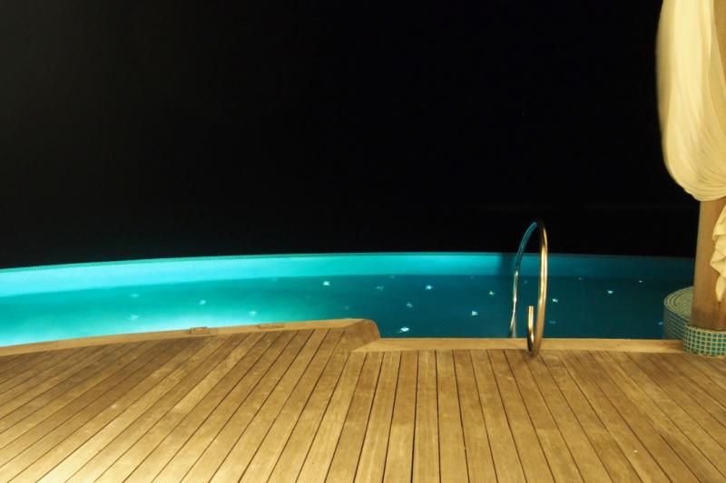夜：水上ヴィラのインフィニティプール