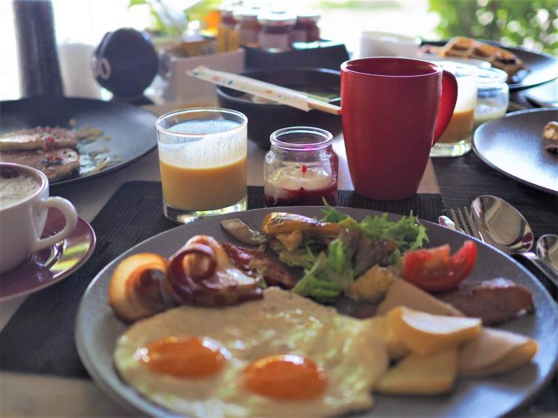 リゾートでの朝食はバリエーション豊かでついつい食べ過ぎてしまいます