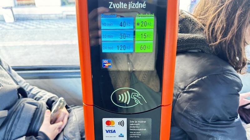 車内にあるクレジットカードのタッチ決済対応の券売機