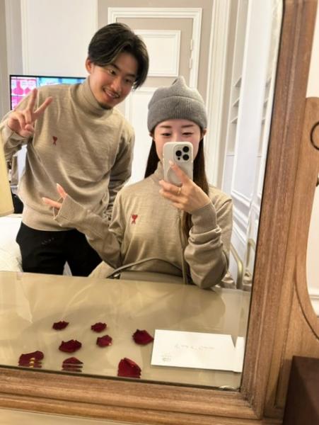 ハネムーンの記念におそろいのセーターを買いました