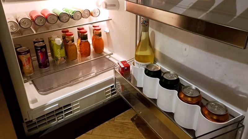 この冷蔵庫とは別に小型のワインセラーもありました