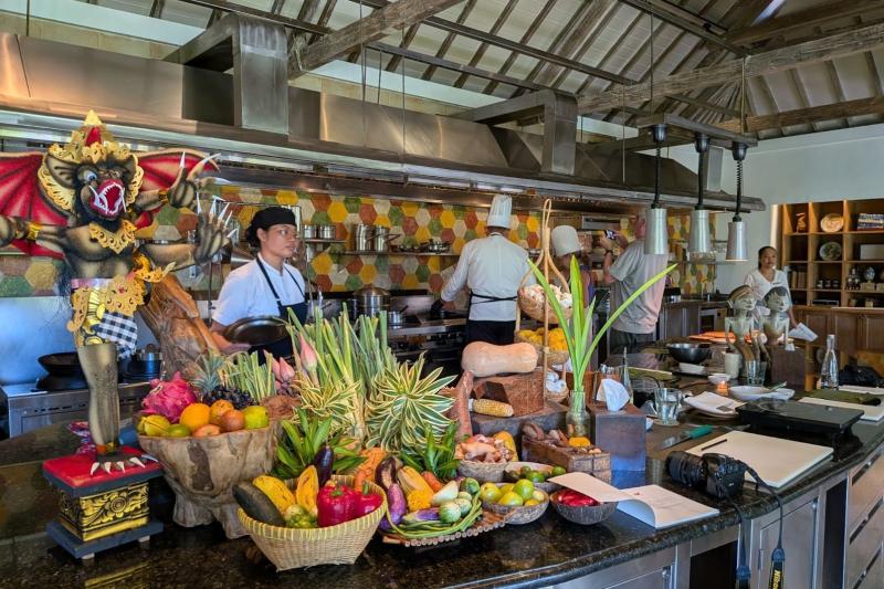 現地の料理を教わりながら実際に自分で作ってみるというのは、とても思い出に残る体験です。作るメニューは毎日変わるので、連日参加もおすすめです！