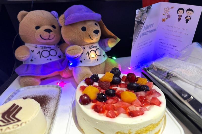 利用したシンガポール航空からハネムーンケーキも！