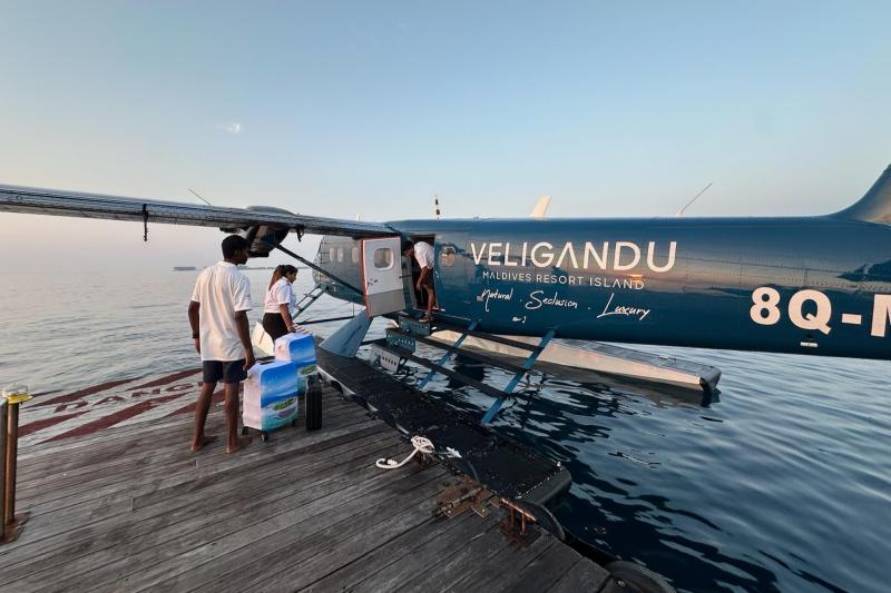水上飛行機。ホテル専用のスーツケースカバーをプレゼントしてくれました