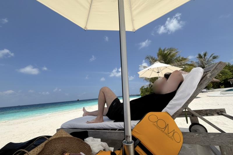 シュノーケリングで疲れて、すぐにはお部屋に戻れない私たちはひと休み（笑）。絶景と心地よい風と波の音で、ウトウトしてしまいました。