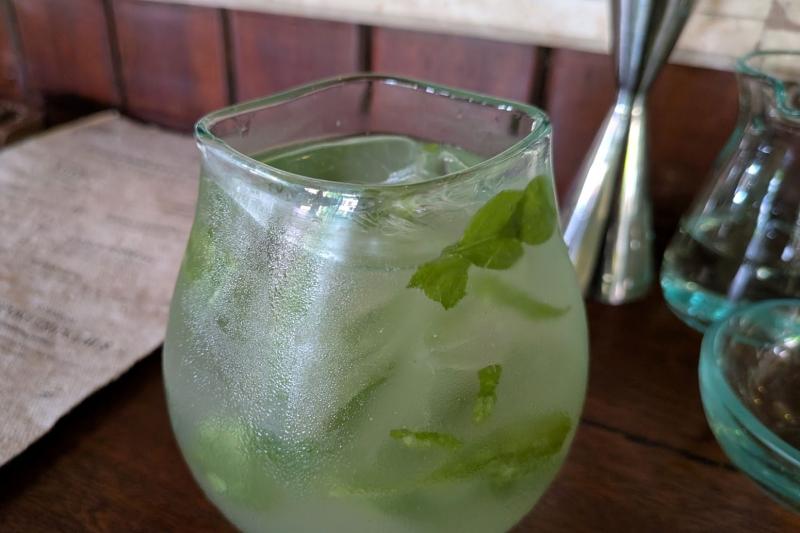 ジン、ラム、レモン汁、シロップ、バジル等の材料でオリジナルカクテルの完成！