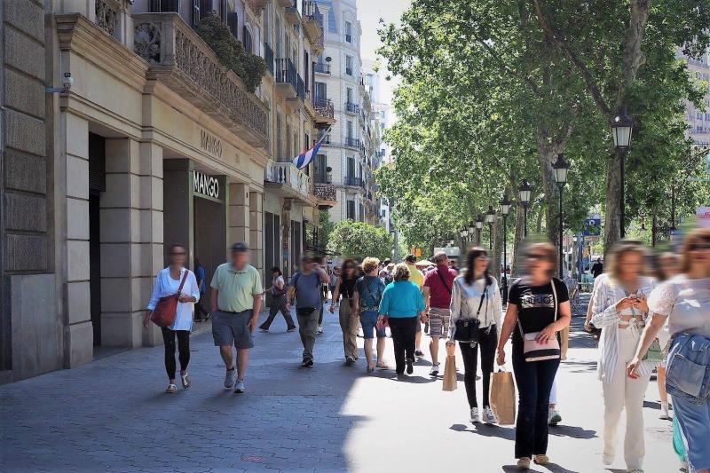 バルセロナのメインストリート、グラシア通りを行きかう人々