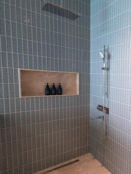 手持ちシャワーとレインシャワーがあります