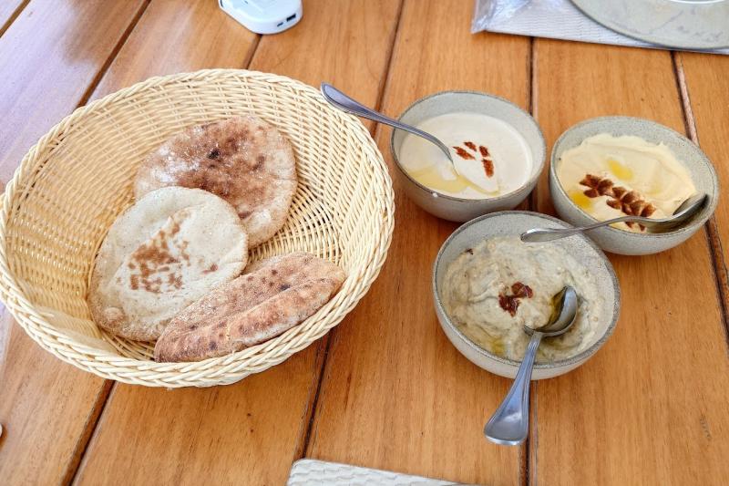 エイシ（平焼きパン）。豆のペーストなどを添えていただきます