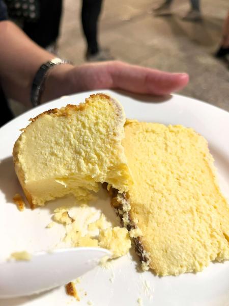 サンセバスチャンにあるラ ヴィーニャのチーズケーキ（2日連続で行きました。テイクアウトできます）