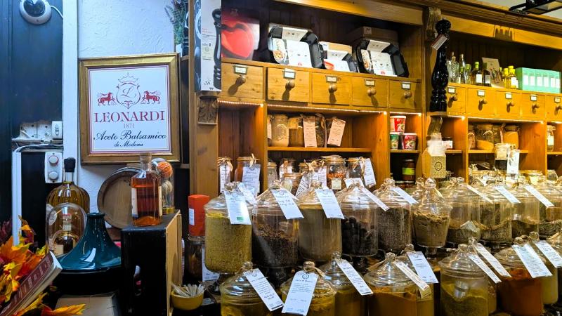 さまざまなお塩が並びます