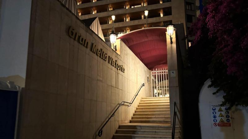 正面玄関以外にもマリーナ側の出入り口があり、ここから直接マリーナ側に出ることができます