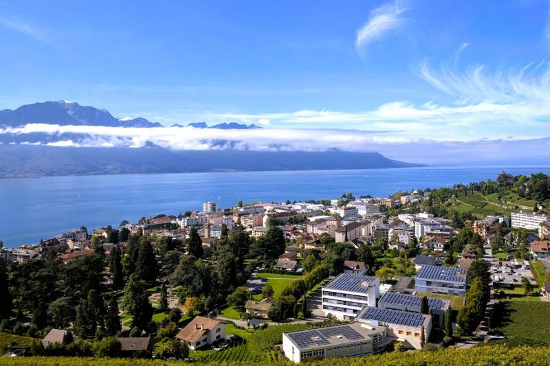 レマン湖を見下ろしながら徐々に終点のモントルーの街が近づいていきます