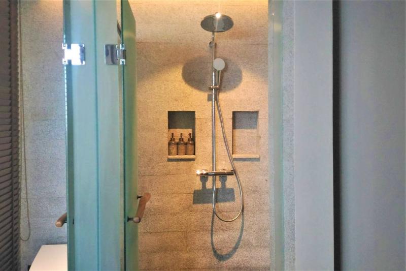 レインシャワーと可動式シャワー