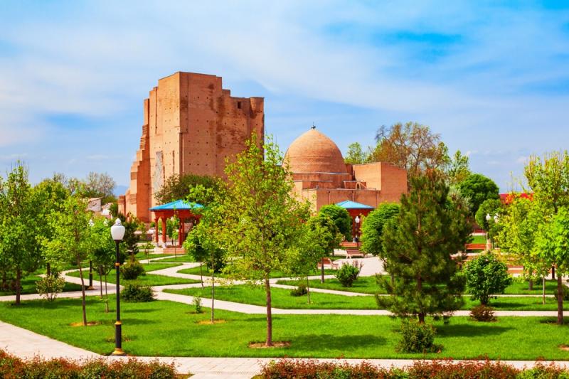 ◆シャフリサブス歴史地区（Historic Centre of Shakhrisyabz）／2000年登録ウズベキスタン南部に位置し、14～15世紀にティムールとその後継者のもとで発展した歴史都市。1380年に建設が始まったアクサライ宮殿には、巨大な門の遺構が残り、壮大な建築と装飾の一端をうかがえます。王族の埋葬のために造られたドルス・サオダットの建築群などとともに、ティムール朝の栄華を伝えています。（写真はアクサライ宮殿）