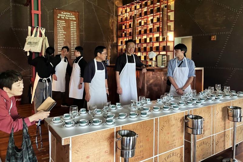 ティーバーの前にセットされたテイスティングコーナー