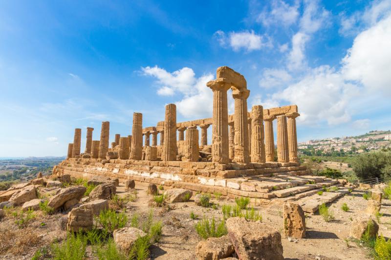 ●アグリジェント古代ギリシャ時代に建てられた荘厳な神殿が立ち並ぶ光景は、ギリシャさながら。遺跡が集まる「神殿の谷」は世界遺産にも登録されています。パレルモから日帰りでアクセスが可能です。