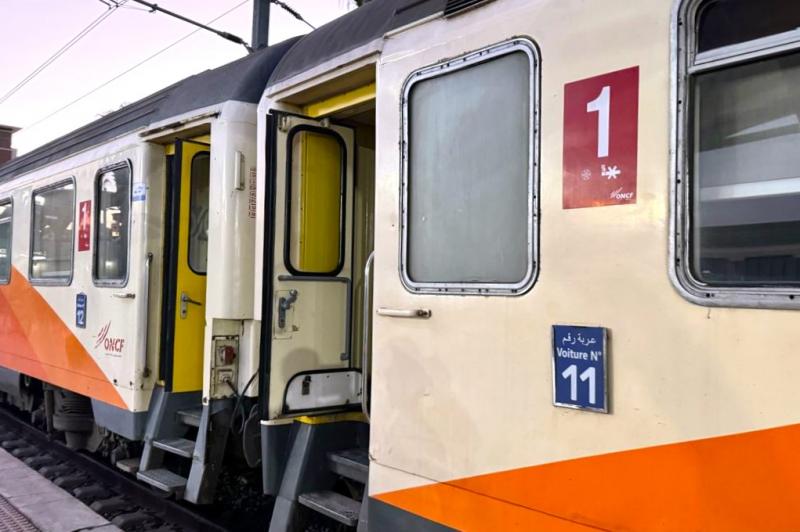 在来線も1等車、2等車の2クラスでの運行なっていました