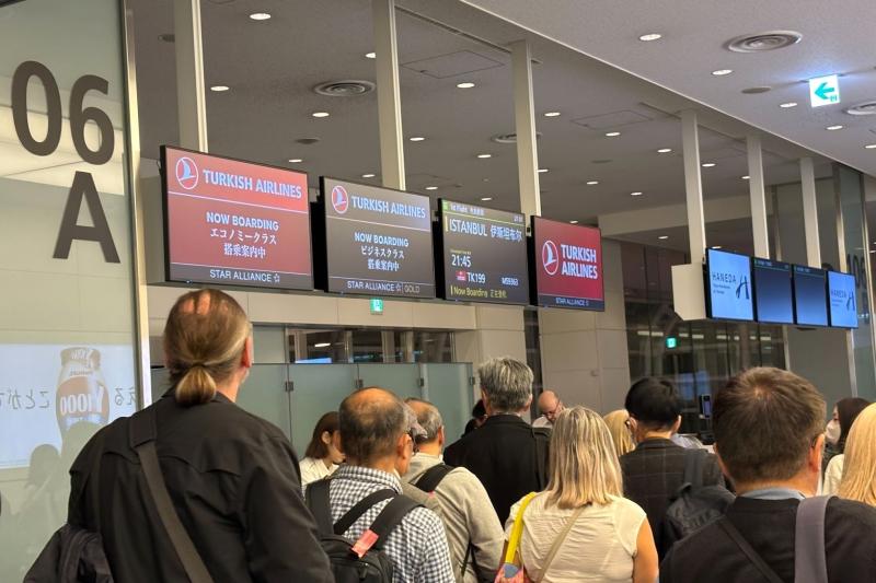 搭乗カウンター。人気路線なので多くの方が利用されます