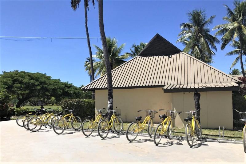 リゾート内は広いので、自転車をレンタルすることができます♪ 黄色は常夏にぴったりなビタミンカラーですね