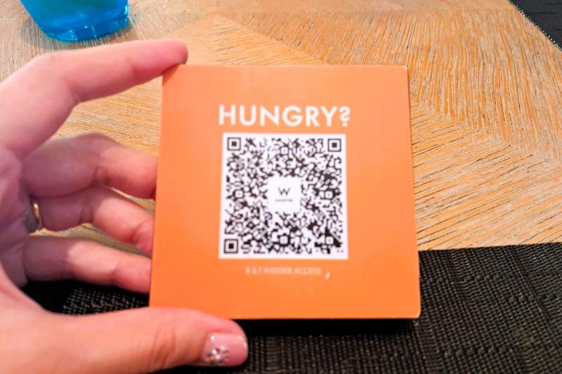 Ｗ モルディブのレストランでは、携帯でQRコードを読み取り、メニューを見て注文します