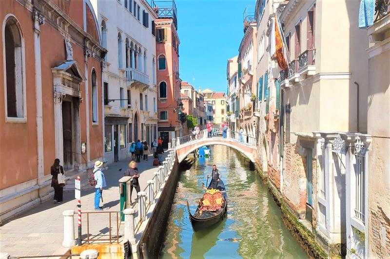 ゴンドラが水路を巡る景色こそが、ザ・ベネチアの光景です