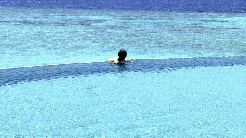 海とつながっているかのような綺麗なリゾートのプール