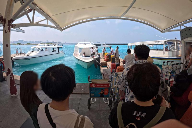 リゾートへ向かうワクワクをおさえて、マーレ空港の船着き場の写真を撮りました