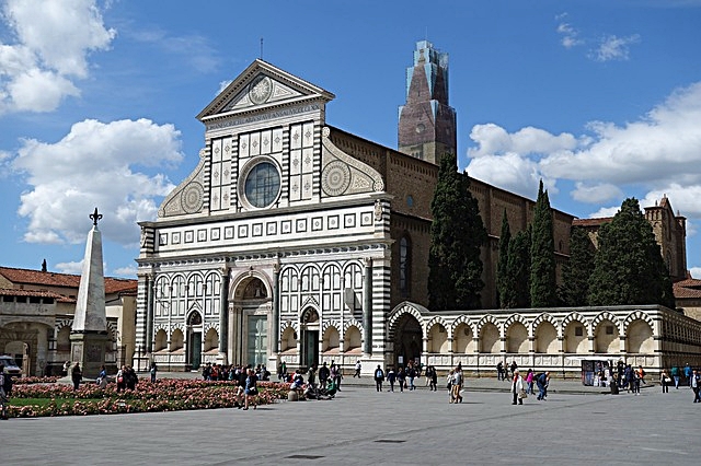 【サンタ・マリア・ノヴェッラ教会】大理石のファサードが印象的なフィレンツェ・ゴシック様式の教会。鉄道駅に近く、教会前の広場は人々の憩いの場となっています。