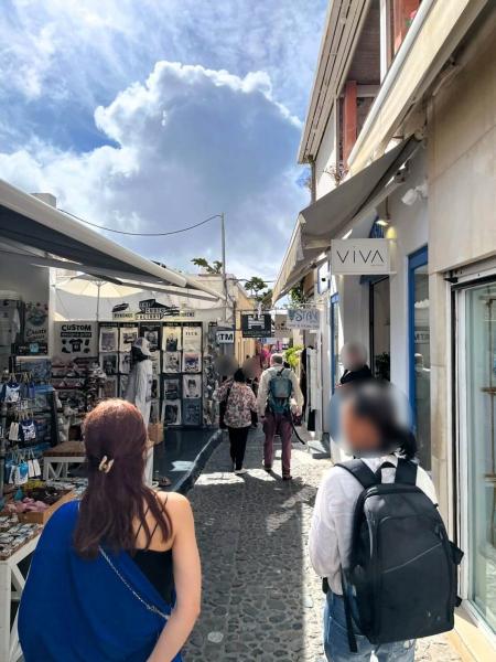 フィラの楽しい街並み（サントリーニ島）