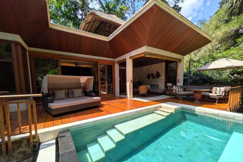 オープンエアのリビングダイニングエリアとサンデッキ