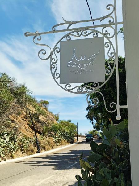 真っ白な看板がお出迎え